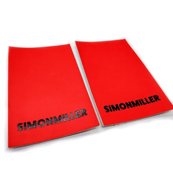 服装用自粘皮革标 —— 红色皮革配黑色印花文字 - 图片 5